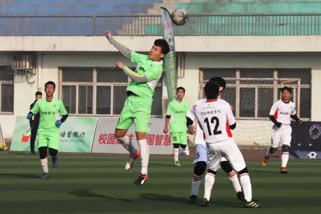 大连英博大胜青岛，争冠形势再生变数